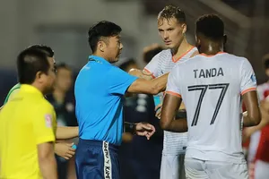 VPF rối vì sân trung lập