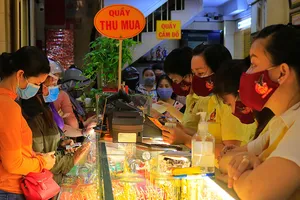 Mua bán vàng kiểu 'đi đêm', lợi bất cập hại