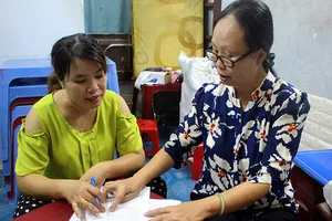 Bà tổ trưởng dân phố hết lòng giúp dân