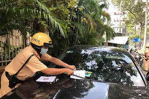 Lãnh đạo PC08 nói về việc dán thông báo vi phạm ở đầu xe