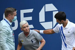 Djokovic cầu xin fan ngừng ‘khủng bố’ nữ trọng tài