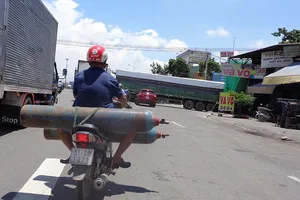 Như ‘bom’ xuống phố