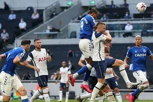 Tottenham thua 1, Mourinho thua 10