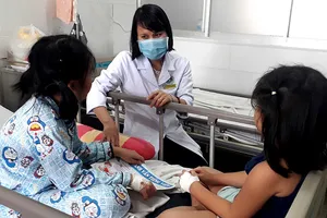 Vụ học sinh nghi ngộ độc: Bánh su kem là thủ phạm?