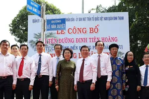 Hỗ trợ đổi giấy tờ cho người dân ở đường Lê Văn Duyệt