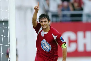 Bóng đá Việt loay hoay chuyện mua cầu thủ ngoại