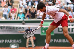 ‘Vua đất nện’ bị loại, Djokovic thừa nhận chưa hoàn hảo