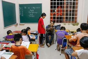 Cô Ba vé số và bục giảng về khuya