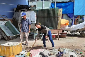 Đổ rác trước nhà hàng xóm để giữ đất đậu ô tô