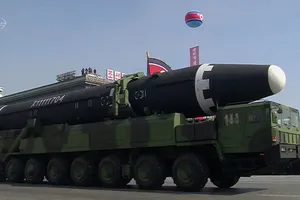 Triều Tiên chuẩn bị duyệt binh ‘khoe’ tên lửa đạn đạo mới?