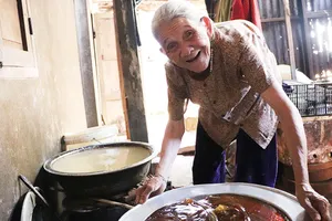 ‘Bà nội kẹo ú’ cuối cùng ở Tây Nguyên