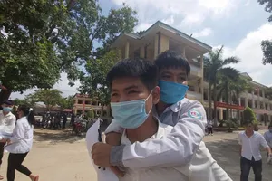 Miễn học phí cho thí sinh 10 năm cõng bạn