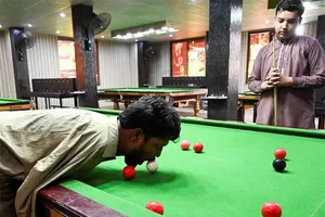 Người không tay trở thành cao thủ billiards