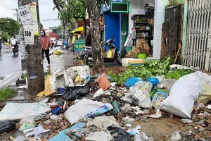 Vỉa hè đầy rác: Không ai dám bước