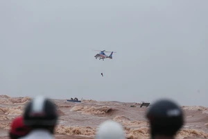 Lời kể của người 4 ngày ôm ống khói tàu chìm trên biển