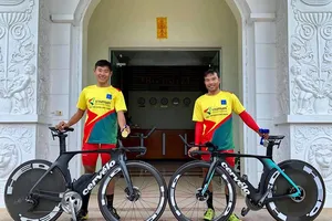 Cú đúp huy chương và 2 chiếc xe mua ‘chịu’