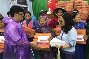 Pháp Luật TP.HCM trao quà của bạn đọc đến người dân vùng lũ