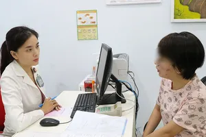 Căn bệnh khiến cô gái nổi mụn muốn tự sát