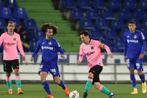 ‘Những gã áo hường’ và đêm điên loạn