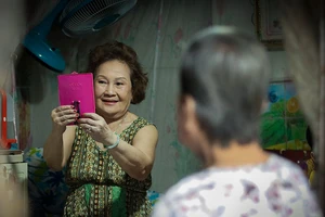 Xóm ve chai lần đầu mặc áo dài