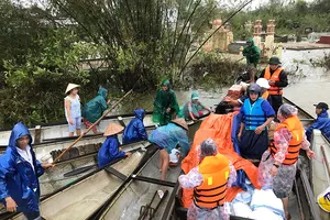 Trao quà vùng ngập nặng Quảng Trị