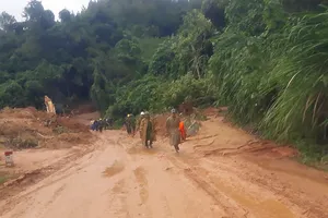 Gần 10 giờ ‘xẻ rừng’ đưa đồng đội về nhà