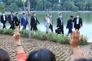 Thủ tướng Nhật Bản kết thúc chuyến thăm chính thức Việt Nam