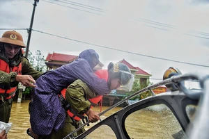 Lập trạm tiền phương tiếp nhận, phân chia hàng cứu trợ