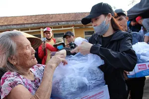 Nhận quà từ nghệ sĩ, người dân vùng lũ rơi nước mắt