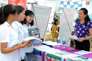 Xuất khẩu lao động: Lo quyền lợi cả khi đi và về