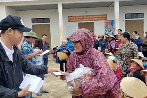 Áo phao, thực phẩm đến với người dân Ba Đồn