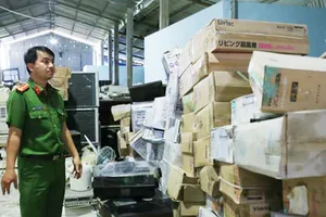 Khó xử vụ rút ruột hàng từ container liên quan đến hải quan