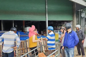 Khan hiếm ngói lợp nhà, chạy 3 huyện không mua được