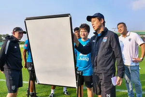 HLV Akira Nishino khuấy động đội tuyển Thái Lan 