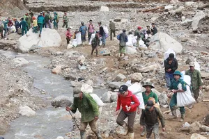 Hàng trăm người gùi hàng vào xã bị cô lập do lũ