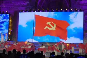 Các nghệ sĩ nổi tiếng hát chào mừng Đại hội Đảng