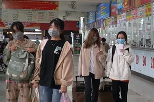 Video: Lo COVID-19 sinh viên vội nghỉ tết sớm