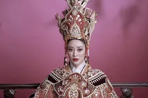 Video: Hoa hậu Khánh Vân hóa thân thành thái hậu Dương Vân Nga