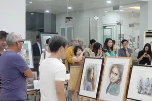 Video: Bán tranh gây quỹ giúp bệnh nhi ung thư