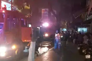 Video: Cháy dữ dội căn nhà 2 tầng giữa đêm khuya