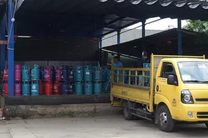 Video: Mối lo cháy nổ từ kho gas nằm giữa khu dân cư 