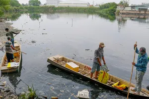 Video: Vớt hơn 2 tấn cá chết trong hồ ở TP.HCM 
