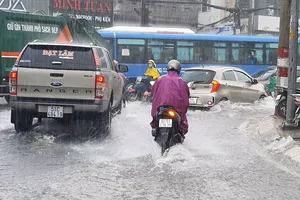 Video: Nhiều tuyến đường ở Thủ Đức ngập sâu sau cơn mưa lớn