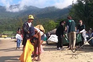 Video: Người nước ngoài xắn tay áo dọn rác ở biển Đà Nẵng