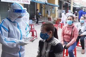 Video: Hơn 500 tiểu thương liên quan BN 2989 được xét nghiệm