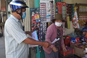Video: Đà Nẵng khẩn trương phát thẻ đi chợ đến từng hộ dân 