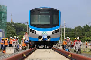 Video: Lắp đặt tàu metro lên đường ray ở depot Long Bình 