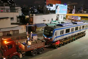 Video: Xuyên đêm vận chuyển tàu metro về depot Long Bình