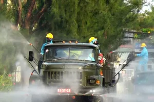 Video: Bộ đội phun khử khuẩn khu công nghiệp quy mô 80.000 m2