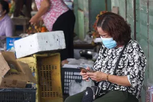 Dùng điện thoại ‘cục gạch’, tiểu thương khó khai báo y tế